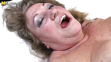 Foto della film porno milf minigonna di Big Boobs