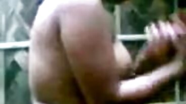 Sborra sul culo di milf al mare una milf